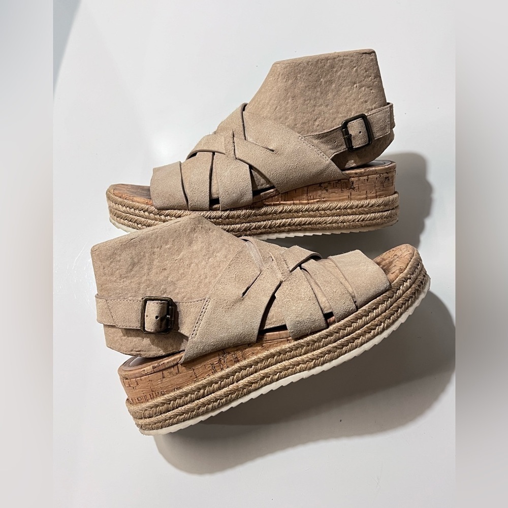 TRASK Taupe suede woven platform sandal‎ size 8.